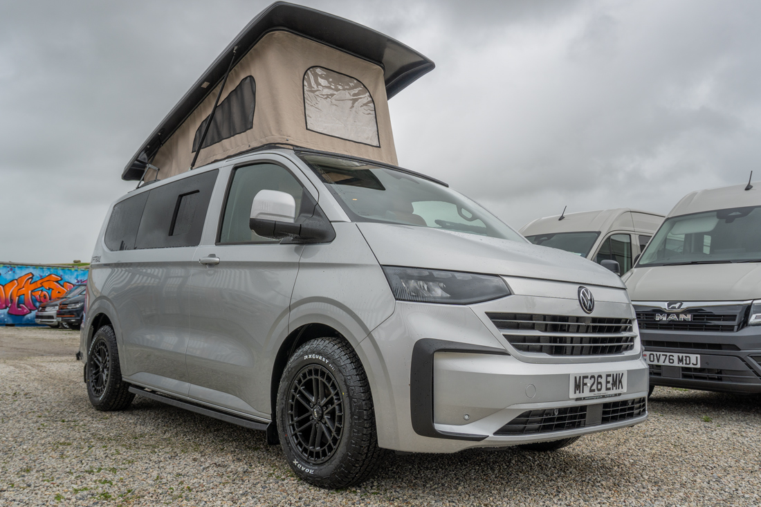 Volkswagen T7 Plus - Offtrail High in Light Grey Metallic (Silver)