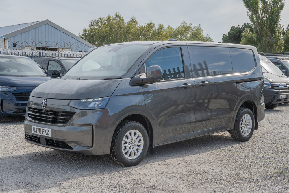 Volkswagen T7 Commerce Pro 150bhp T32 in Graphite Dust