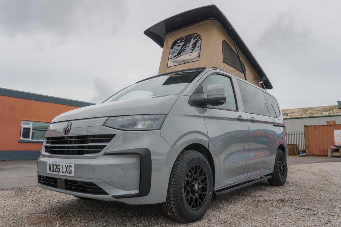 Volkswagen T32 T7 Commerce Pro - Offtrail High in Stone Grey